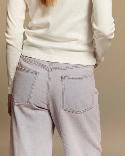 Jean large en denim 100 % coton couleur rose poudré avec coupe droite, adapté à toutes les morphologies pour un style féminin et décontracté.