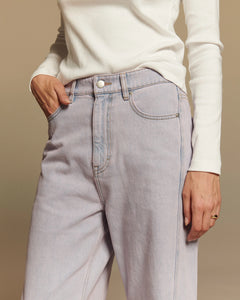 Jean large en denim 100 % coton de couleur rose poudré, coupe droite et confortable qui s’adapte à toutes les morphologies féminines.
