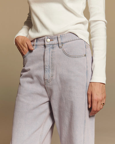 Jean large en denim 100 % coton de couleur rose poudré, coupe droite et confortable qui s’adapte à toutes les morphologies féminines.