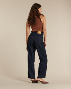 Jean droit pour femme en denim brut 100 % coton, coupe classique et confortable, s'adaptant à toutes les morphologies avec un tissu épais et durable.
