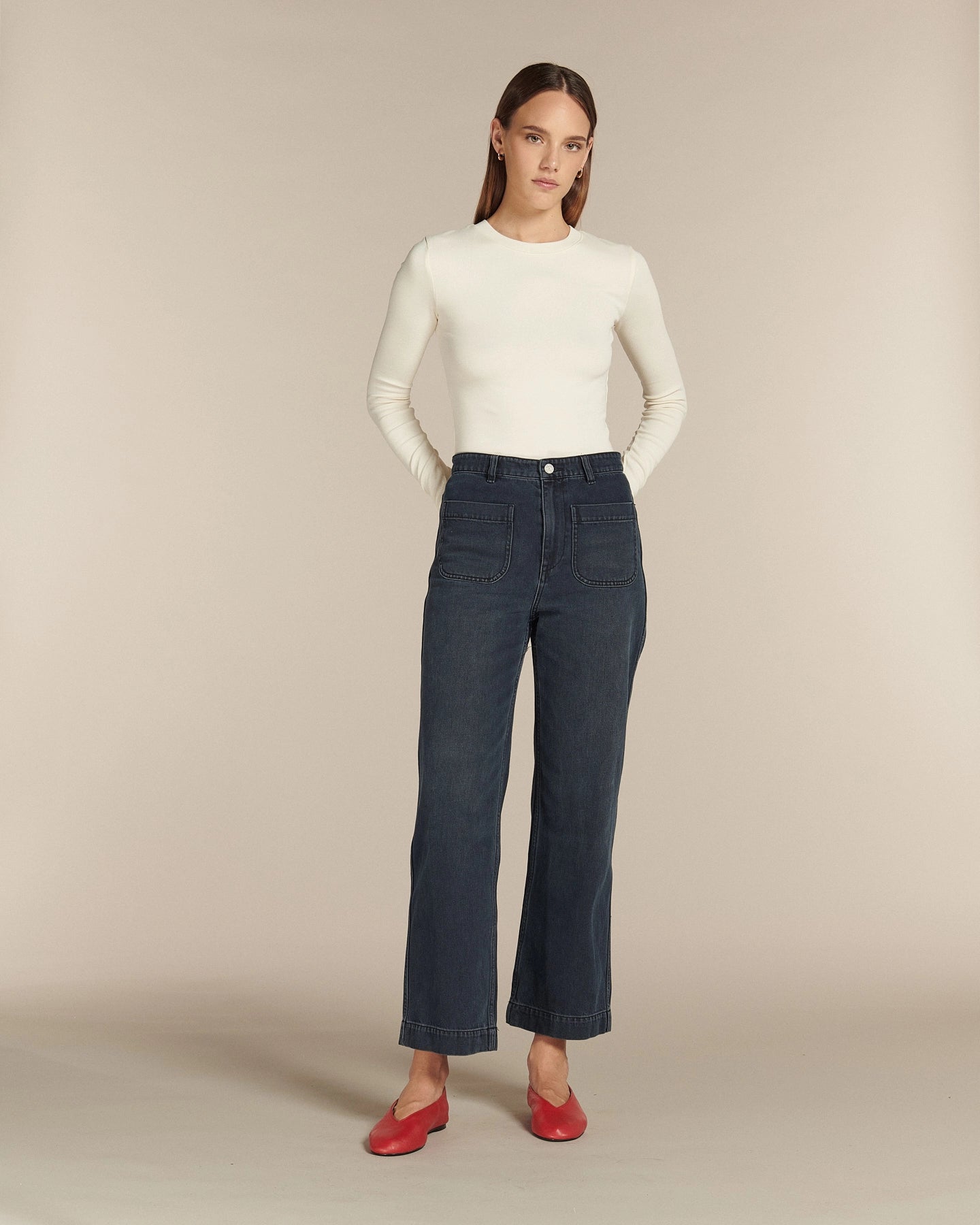 Jean femme en denim 100% coton de couleur bleu foncé, coupe droite et taille haute avec poches sur l'avant, adapté aux morphologies en X pour un confort optimal.