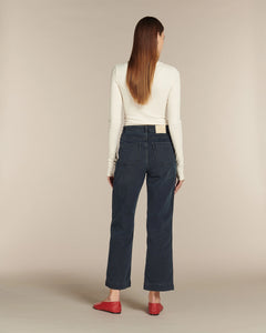 Jean pour femme en denim 100% coton bleu foncé, coupe droite et taille haute, offrant un tombé fluide et s’adaptant à toutes les morphologies.