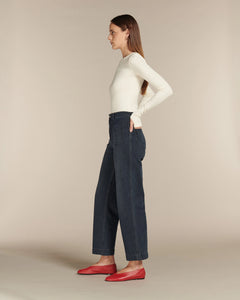 Jean femme en denim bleu foncé 100% coton avec coupe droite et taille haute, conçu pour s’adapter à toutes les morphologies avec un style casual et élégant.