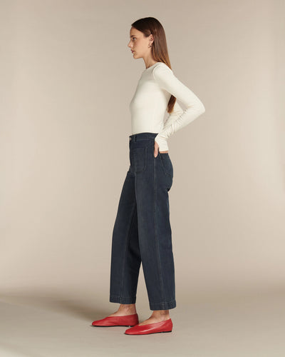 Jean femme en denim bleu foncé 100% coton avec coupe droite et taille haute, conçu pour s’adapter à toutes les morphologies avec un style casual et élégant.