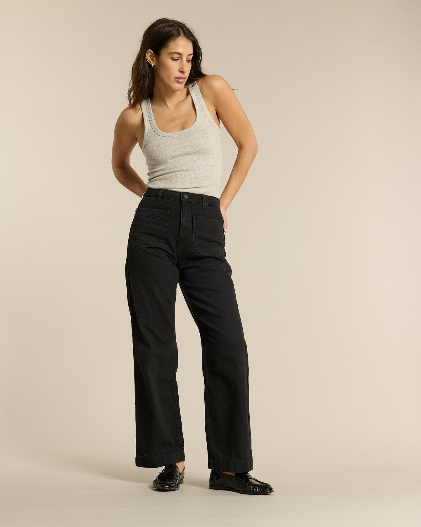 Jean droit en denim foncé 100% coton, coupe confortable et ajustée à la taille, s’adaptant à toutes les morphologies féminines.