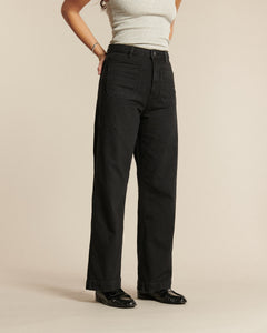 Jean femme en denim 100 % coton de couleur gris anthracite, coupe droite avec taille haute et poches plaquées à l’avant, offrant une silhouette confortable et élégante.