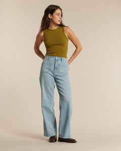 Jean en denim bleu clair, coupe droite et taille haute, matière 100 % coton offrant un confort optimal et un style décontracté pour femme.