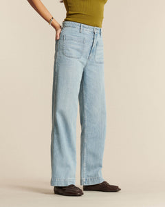 Jean pour femme en denim 100 % coton de couleur bleu clair, coupe droite et fit ample, avec poches plaquées devant pour un style décontracté et estival.
