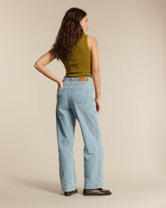 Jean en denim léger bleu clair, coupe droite confortable, taille haute, matière 100 % coton pour un ajustement naturel et décontracté.