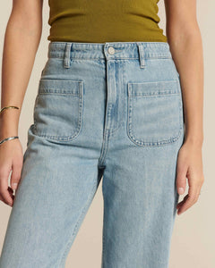 Jean en denim coton clair avec coupe droite et taille haute, poches plaquées devant, couleur bleu délavé idéale pour femme.