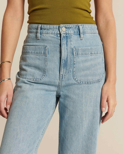 Jean en denim coton clair avec coupe droite et taille haute, poches plaquées devant, couleur bleu délavé idéale pour femme.