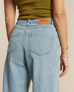 Jean en denim 100 % coton de couleur bleu clair, coupe droite et confortable, adapté à toutes les morphologies féminines.