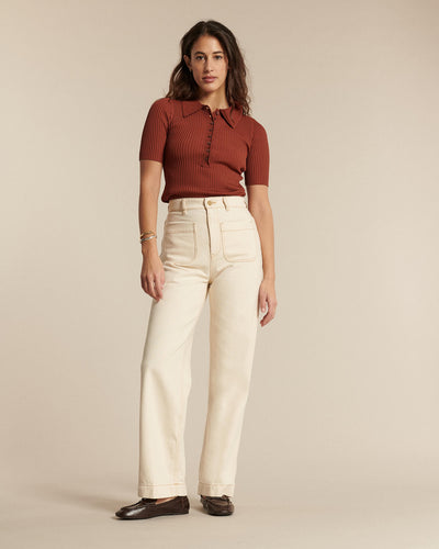 Jean pour femme en denim écru clair, coupe droite et taille haute, texture en coton épais offrant un tombé fluide et confortable adapté à toutes les morphologies.