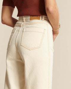 Jean en denim écru clair 100 % coton avec coupe large et taille haute, adapté à toutes les morphologies pour un style décontracté et confortable.