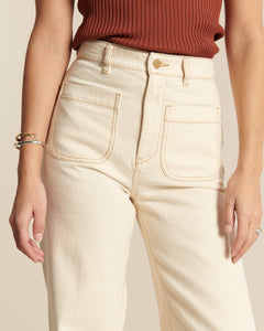 Jean en denim écru clair 100% coton avec coupe droite et taille haute, adapté à toutes les morphologies pour un look estival décontracté et élégant.
