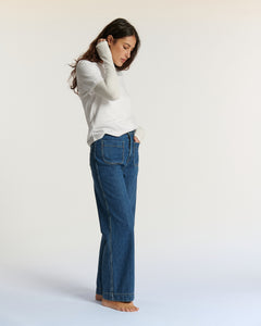 Jean droit en denim coton bleu moyen, coupe ample et confortable, adapté à toutes les morphologies féminines pour un style décontracté et élégant.