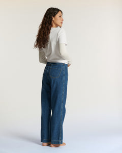 Jean femme en denim bleu moyen, coupe droite et confortable, matière coton rigide offrant un effet classique et intemporel adapté à toutes morphologies.