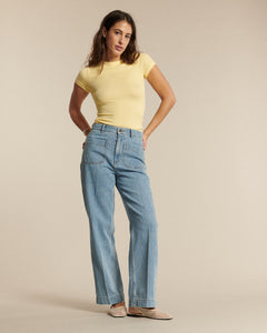Jean bleu clair en denim 100 % coton avec coupe droite et taille haute, s'adaptant à toutes les morphologies pour un porté confortable et féminin.