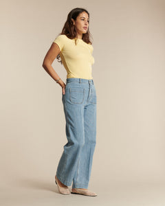 Jean femme en denim bleu clair, 100 % coton, coupe droite large avec taille haute, adapté à toutes les morphologies pour un confort optimal.