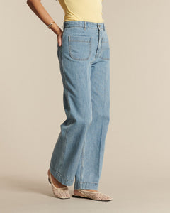 Jean femme en denim bleu clair, coupe large et droite, tissu en coton, adapté à toutes les morphologies pour un style confortable et casual.
