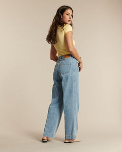 Jean en denim léger bleu clair, coupe large et droite, confectionné en coton, offrant un tombé fluide et un confort optimal pour toutes les morphologies.