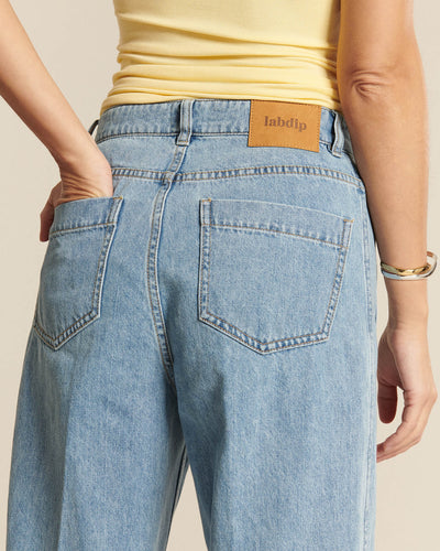 Jean femme en denim bleu clair avec coupe droite et taille haute, matière 100 % coton offrant un confort optimal et un style casual élégant.