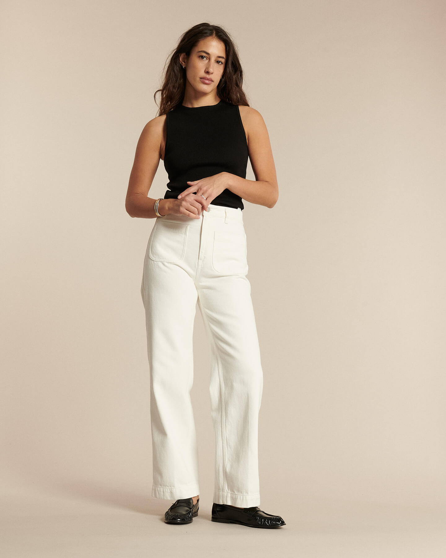Jean blanc en denim 100 % coton avec coupe droite et taille haute, conçu pour s'adapter naturellement à toutes les morphologies féminines.