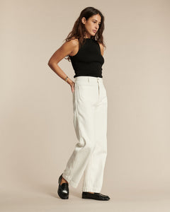 Jean blanc en denim 100% coton avec une coupe large et droite, offrant un style d’été confortable et adapté à toutes les morphologies féminines.