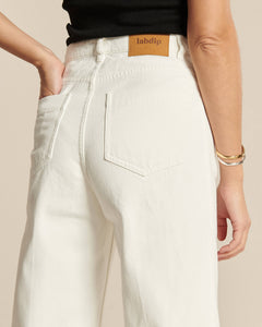 Jean blanc en denim 100 % coton avec une coupe large et confortable, adapté à toutes les morphologies, idéal pour un style casual et estival.