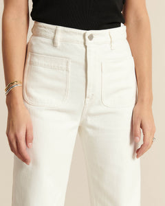 Jean droit blanc en denim 100% coton avec poches plaquées et coupe adaptée à toutes les morphologies féminines, offrant un style estival et confortable.