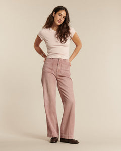 Jean femme en denim teint quartz rose clair, coupe droite et ample, tissu 100 % coton, conçu pour s’adapter à toutes les morphologies avec un style décontracté.