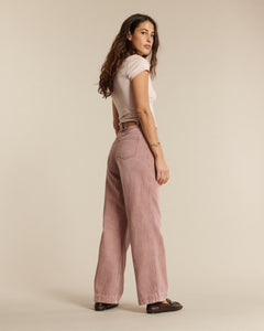 Jean femme en denim rose quartz, coupe droite et large, matière 100% coton offrant un tombé fluide et confortable, idéal pour toutes les morphologies.