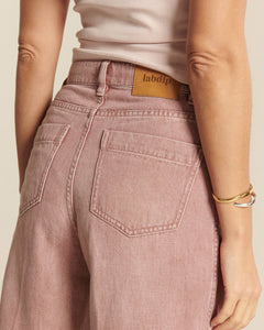 Jean femme en denim 100 % coton teint quartz, coupe droite légèrement ample avec poches arrières classiques, idéal pour toutes les morphologies.