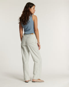 Jean pour femme en coton avec des rayures verticales bleu clair et blanc, coupe droite confortable qui s’adapte à toutes les morphologies.