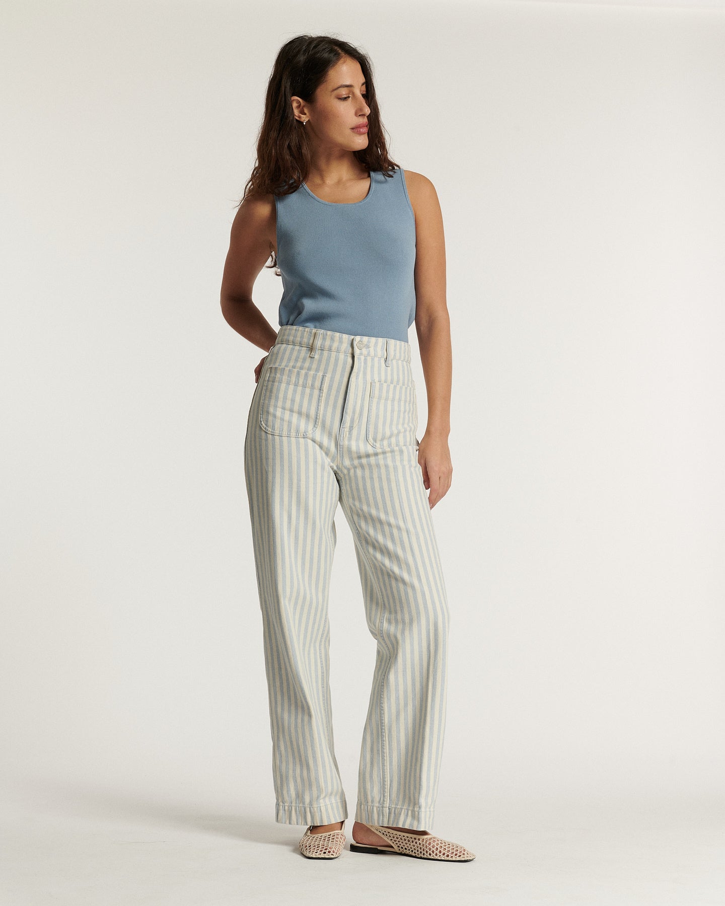 Jean pour femme en denim rayé beige et bleu clair, coupe droite et confortable, tissu 100 % coton adapté à toutes les morphologies.