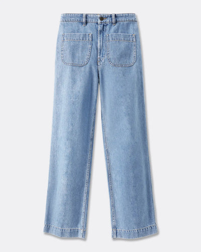 Jean femme en denim léger bleu clair, coupe droite et ample, tissu 100 % coton offrant confort et style décontracté, adapté à toutes les morphologies.