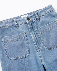 Jean en denim coton bleu clair avec coupe droite et poches plaquées, adapté à toutes les morphologies féminines pour un confort et un style décontracté.