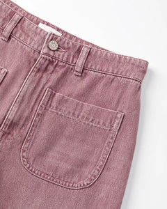 Jean en denim couleur quartz avec finition délavée, coupe droite et poches plaquées, conçu en coton de qualité pour femme, s’adaptant à toutes les morphologies.