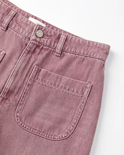 Jean en denim couleur quartz avec finition délavée, coupe droite et poches plaquées, conçu en coton de qualité pour femme, s’adaptant à toutes les morphologies.