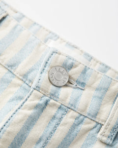 Jean en denim 100% coton léger avec rayures bleu ciel et écru, coupe droite et confortable adaptée à toutes les morphologies féminines.