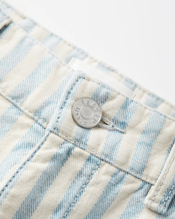 Jean en denim 100% coton léger avec rayures bleu ciel et écru, coupe droite et confortable adaptée à toutes les morphologies féminines.