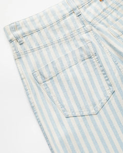 Jean en denim léger à rayures bleu ciel et blanc, coupe droite offrant un tombé fluide et confortable, matière 100 % coton idéale pour l’été.