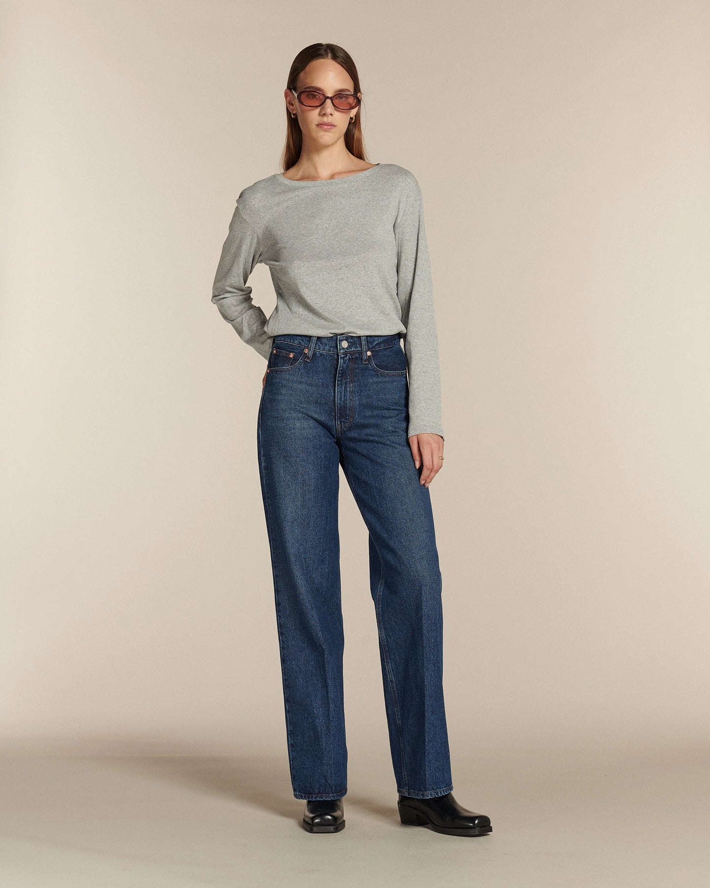 Jean femme droit long en denim bleu stone, coupe taille haute, tissu 100% coton, adapté à toutes morphologies pour un style élégant et confortable.
Jean droit large SULLY porté par le mannequin, vue de face.