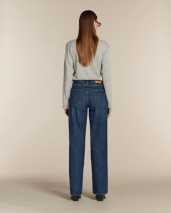 Jean droit long en denim bleu stone, 100 % coton, avec une coupe classique qui s’adapte à toutes les morphologies féminines pour un confort optimal.
Jean droit large SULLY porté par le mannequin, vue de dos.