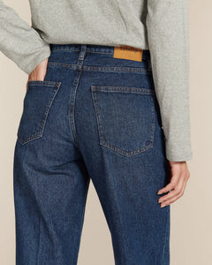 Jean droit long en denim 100% coton bleu stone, avec une coupe qui s’adapte à toutes les morphologies pour un confort et un style 
polyvalent.
Jean droit large SULLY porté par le mannequin, détail de la taille et des poches.