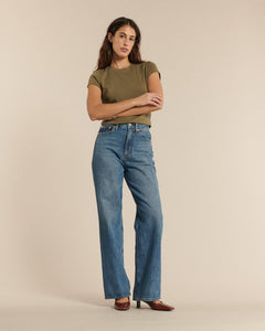 Jean droit en denim bleu moyen, 100 % coton, coupe longue et droite, conçue pour s’adapter parfaitement à toutes les morphologies féminines.
porté par le mannequin de face