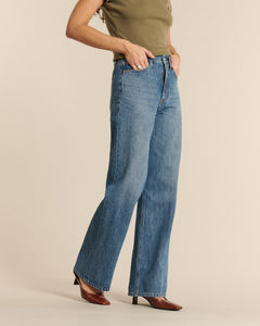 Jean femme en denim bleu clair, 100 % coton, coupe droite et longue, offrant un fit confortable et adaptable à toutes les morphologies.
porté par le mannequin de face