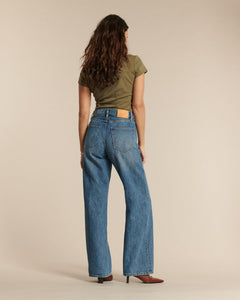 Jean en denim bleu moyen, coupe droite avec taille haute, conçu pour s’adapter à toutes les morphologies, offrant un tombé fluide et confortable.
porté par le mannequin de dos