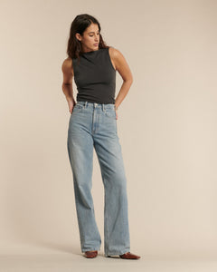 Jean en denim 100 % coton bleu stone bleach clair avec coupe droite longue et confortable, adapté à toutes les morphologies féminines.
porté par le mannequin de face