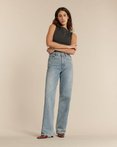 Jean pour femme en denim stone bleach clair, coupe longue droite avec une matière en coton, offrant un style décontracté et élégant qui s’adapte à toutes les morphologies.
porté par le mannequin de face